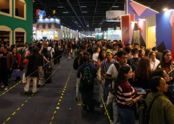 Bienal do Livro tem domingo marcado por filas, lotação e debate sobre obras eróticas