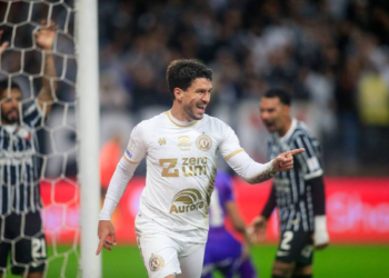 Corinthians perde de virada da Chapecoense e chega ao 4º jogo sem vencer no Brasileiro