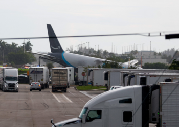 Avião cargueiro da Amazon sai da pista em Miami e deixa 5 mortos