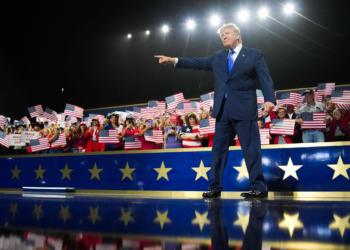 Trump ataca democratas e repete discursos de comício em convenção republicana