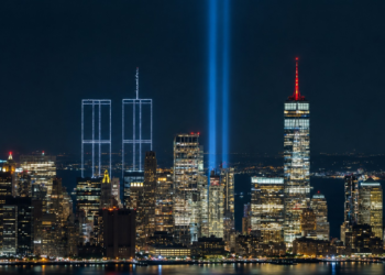 Drones formam silhueta das Torres Gêmeas em Nova York em homenagem aos 25 anos do 11 de setembro; veja vídeo
