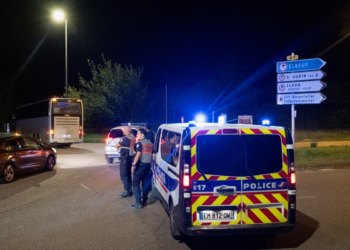 Trem com quase 200 passageiros descarrila na França e deixa 44 feridos