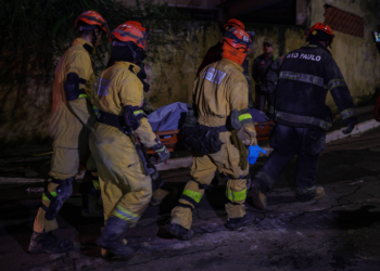 Bombeiros resgatam corpo soterrado após queda de prédio na zona leste de SP; mortos chegam a três