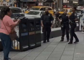 Ataque em NY expõe crise de saúde mental de mulher morta pela polícia
