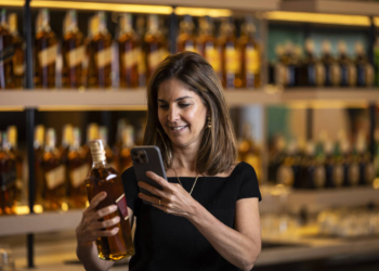 Dona da Johnnie Walker cria tecnologia com IA para combater falsificação de garrafas de destilados