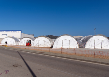 Em Ceuta, polícia espanhola transfere migrantes de praias para alojamento temporário no porto