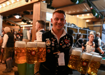 Munique abre Oktoberfest com muito sol, cerveja e IA antiaglomeração