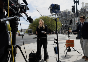 CNN, MS NOW e Politico processam governo Trump após serem banidos da Casa Branca
