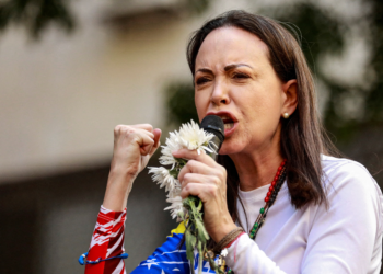María Corina Machado foi impedida de voltar à Venezuela, diz partido