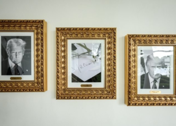 Casa Branca divulga VÍDEO de Trump mostrando foto de caneta colocada por ele no lugar de retrato de Joe Biden