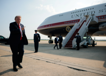 Após juiz mandar Trump devolver acesso a veículos de comunicação à Casa Branca, TV é barrada em voo no Air Force One, diz jornal
