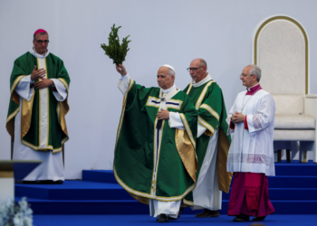 Papa Leão XIII pede que Igreja reconheça falhas antes de ouvir vítimas de abuso na França
