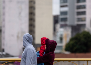 São Paulo amanhece com chuva, frio e lentidão às vésperas do feriado