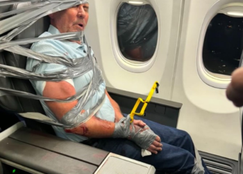 Homem é amarrado com fita adesiva a poltrona de avião após gritar e proferir xingamentos racistas e homofóbicos nos EUA