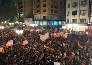 Estudantes fazem manifestação por Lula e contra Flávio e Moro em Curitiba