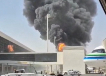 Avião é atingido em ataque na Arábia Saudita; VÍDEO mostra fumaça na pista do aeroporto de Riade