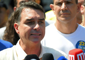 Flávio Bolsonaro cria site 'anti-fake news' em que se compromete com ajuste do mínimo pela inflação