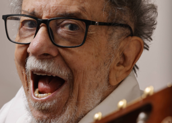 Tropicalista radical, Tom Zé completa 90 com obra que implode o bom gosto