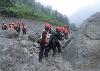 Deslizamento de terra provoca nova enchente no Nepal e alerta de evacuação