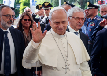 Papa Leão XIV foi submetido à fisioterapia respiratória, voltou a comer e está andando, diz Vaticano