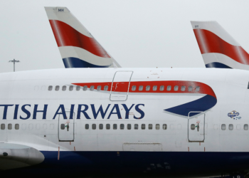 Janela de avião trinca durante voo de Londres a Portugal, e piloto retorna ao aeroporto de origem