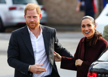 Príncipe Harry e Meghan Markle fazem primeira aparição pública após voltarem ao Reino Unido
