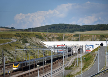 Batida entre trem e ônibus na entrada do Eurotúnel deixa 19 feridos na França