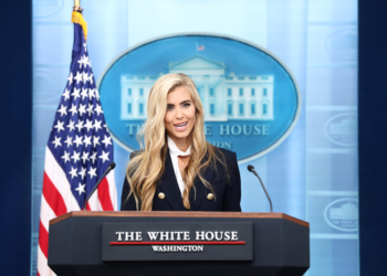 Nova chefe de imprensa de Trump admite que reprovou no exame de advocacia
