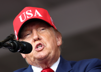 Trump diz que a França 'está em chamas' e 'destruída' pela imigração