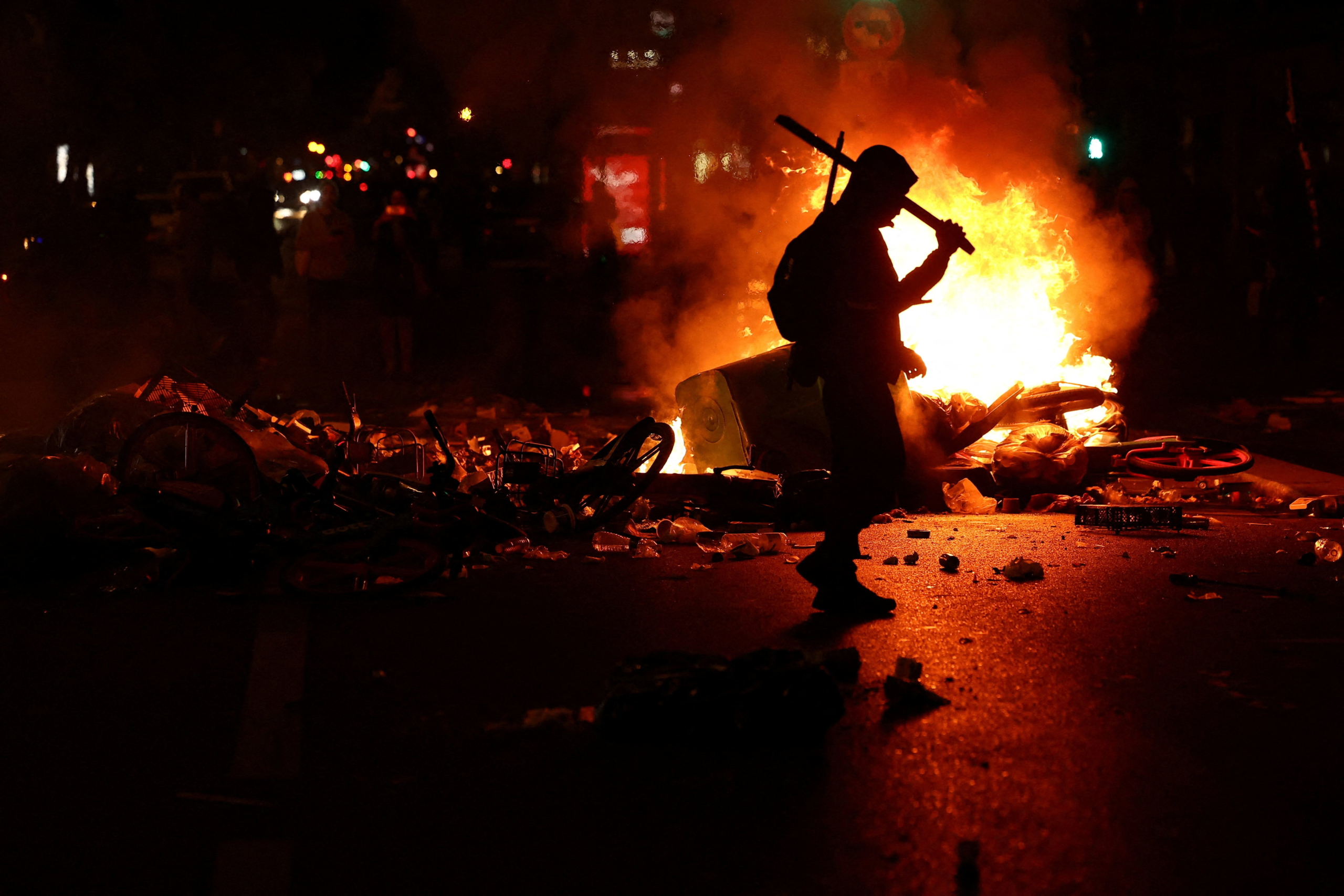 VÍDEO: Casal bebe e conversa em bar em meio a atos violentos em Paris