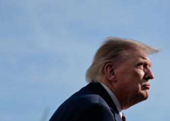 Trump evita responder sobre apoio a Flávio Bolsonaro e volta a dizer que acompanha de perto a eleição no Brasil