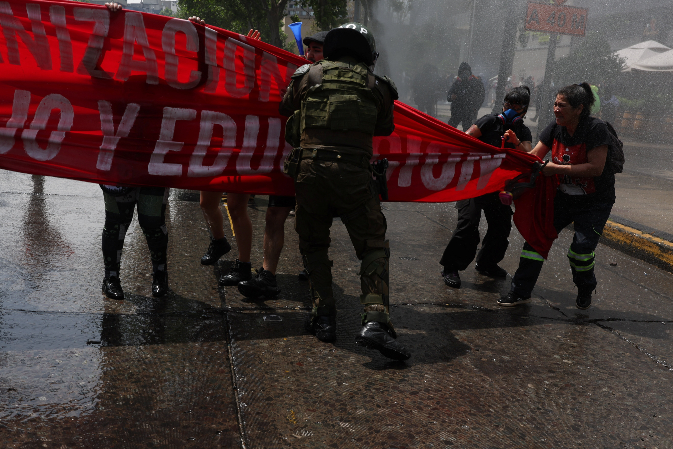 Chile prende 110 pessoas em protestos no aniversário da 'revolta social' de 2019
