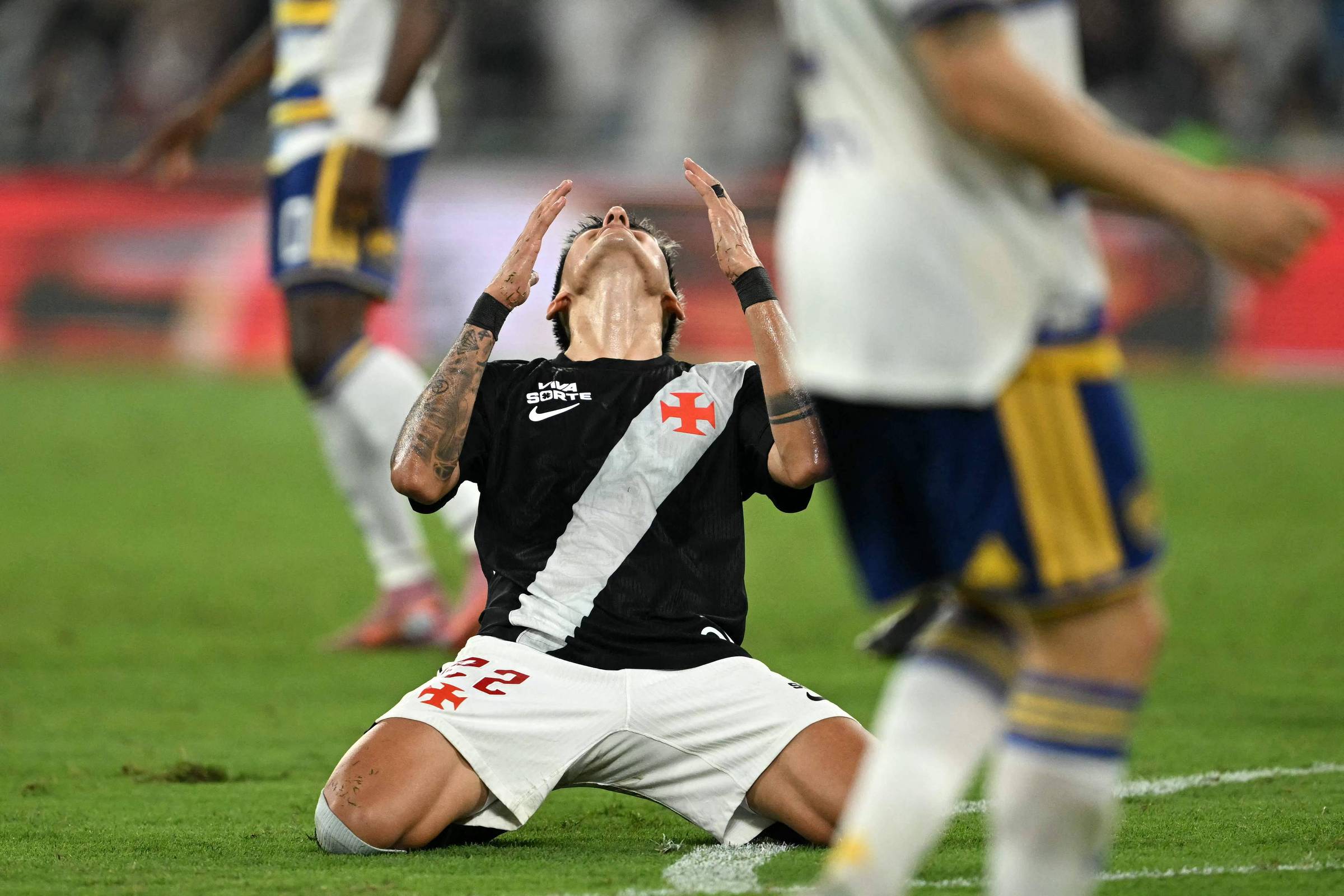 Goleiro falha no fim, e Vasco cai diante do Boca Juniors no Maracanã