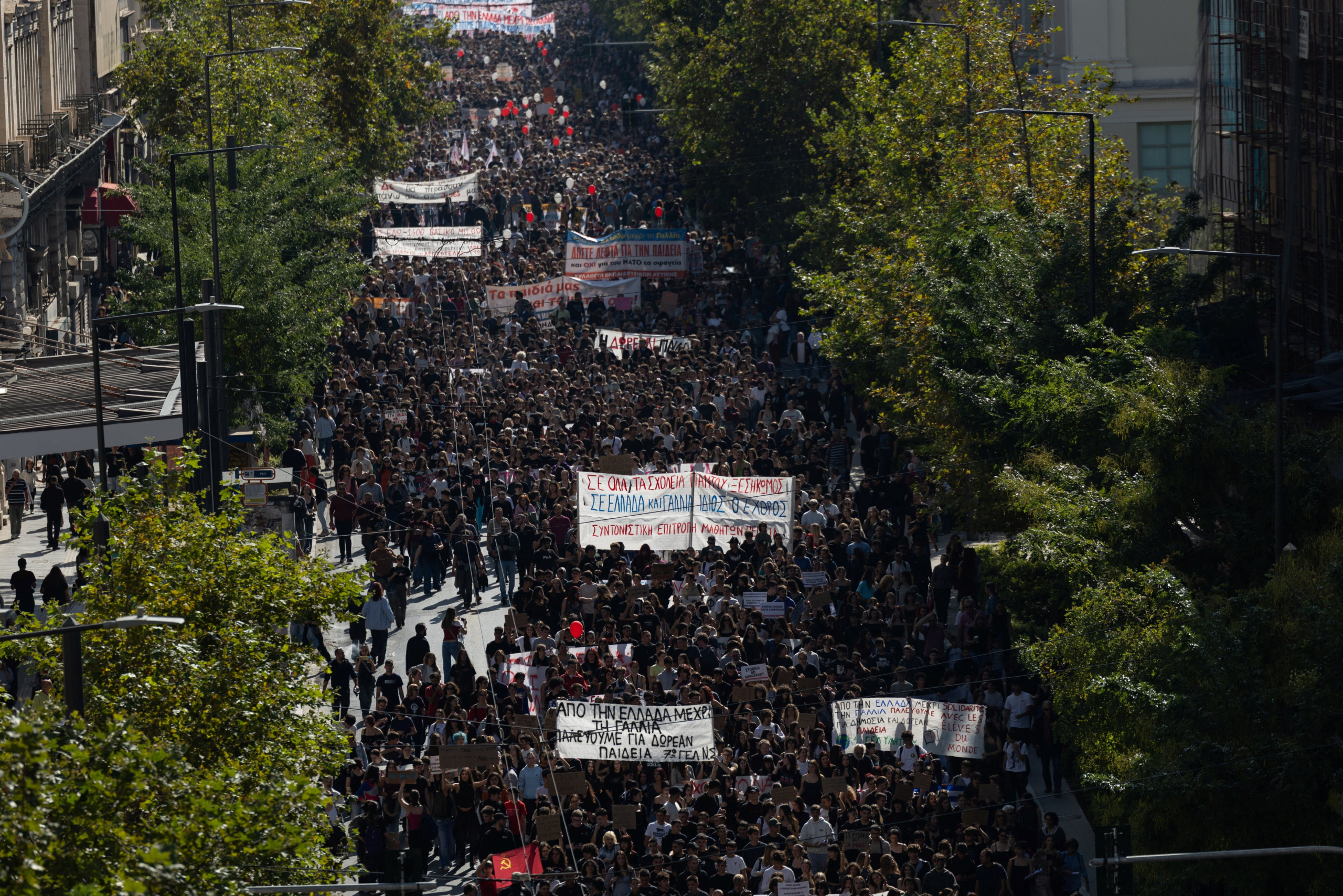 Estudantes, professores e funcionários públicos protestam na Grécia