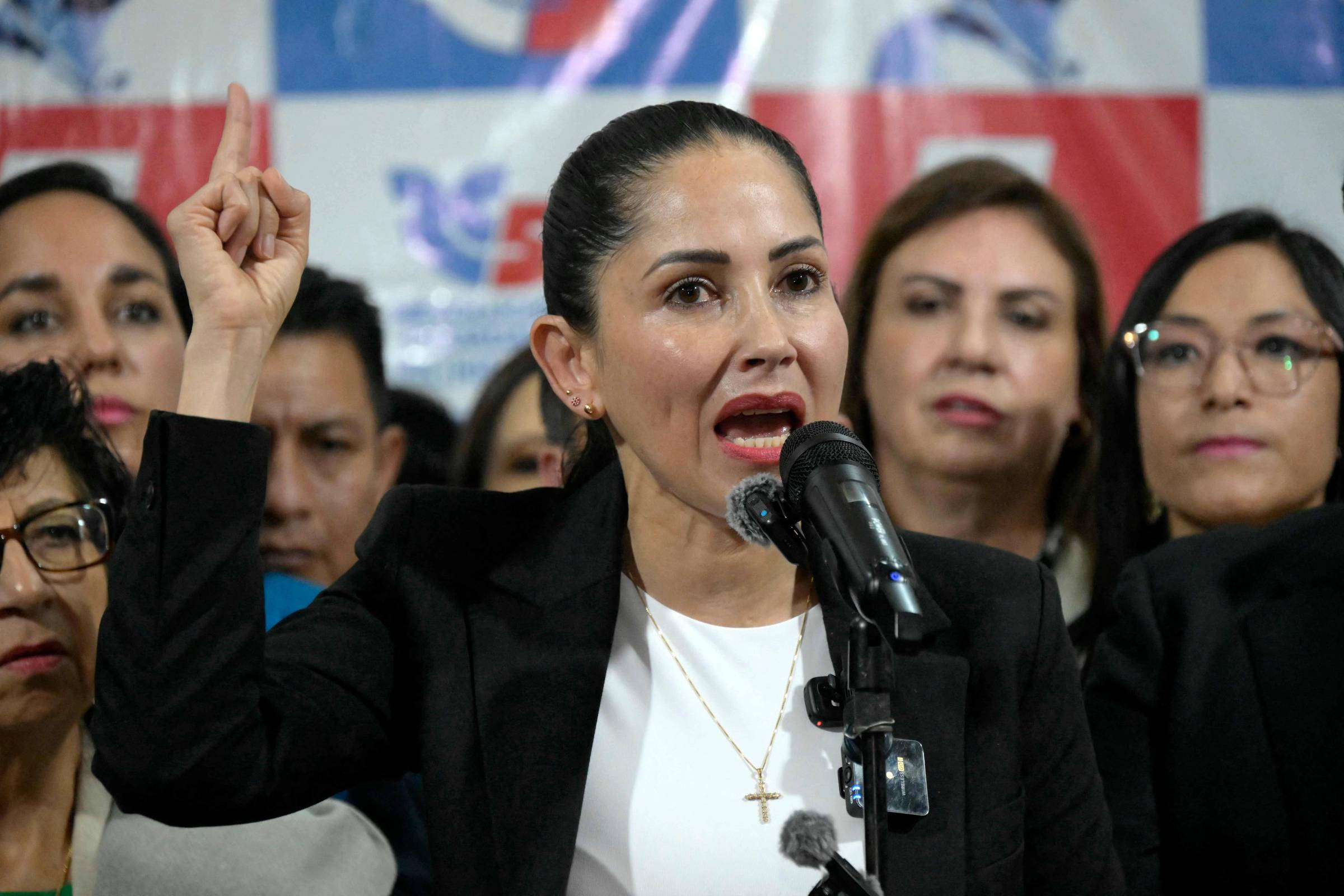 Ex-candidata a presidente do Equador é presa acusada de corrupção