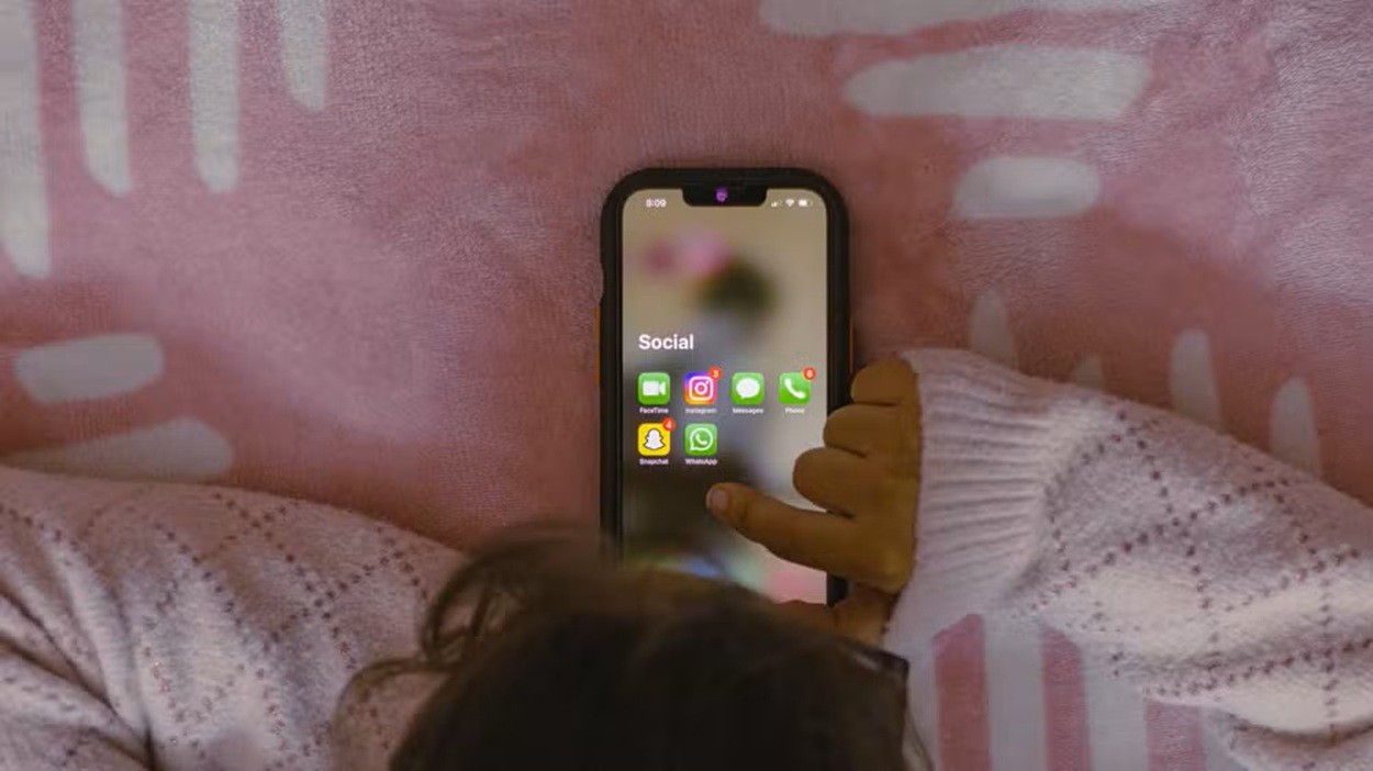 Grécia aprova proibição de redes sociais para menores de 15 anos