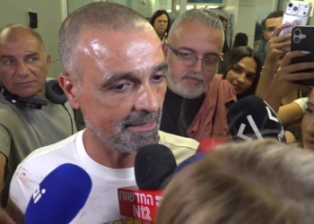 'Puxei os controles e parei a queda do avião': passageiro conta como impediu tragédia após copiloto esfaquear piloto