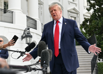 Trump divulga suposto celular de senador e pressiona por horário de verão permanente nos EUA