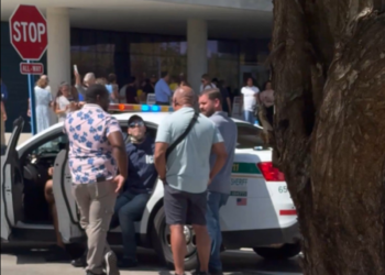 VÍDEO mostra brasileiro sendo preso nos EUA após usar roupa de agente do ICE durante votação